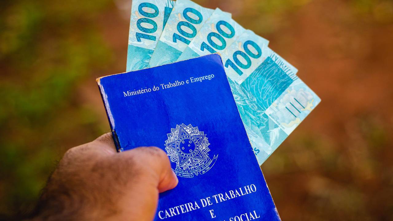 Seu 13º atrasou? Veja o que a lei garante ao trabalhador