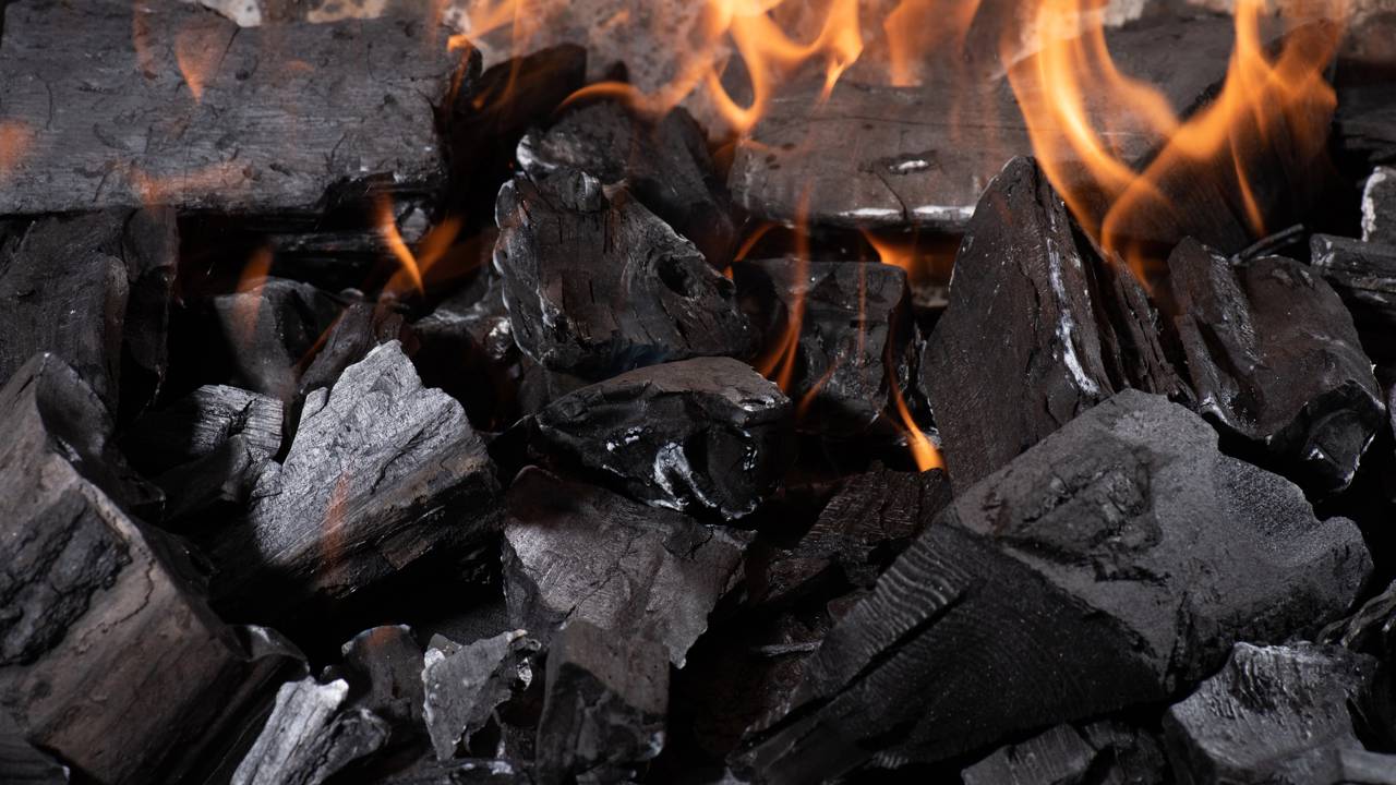 Esse erro ao acender o carvão estraga o sabor do churrasco