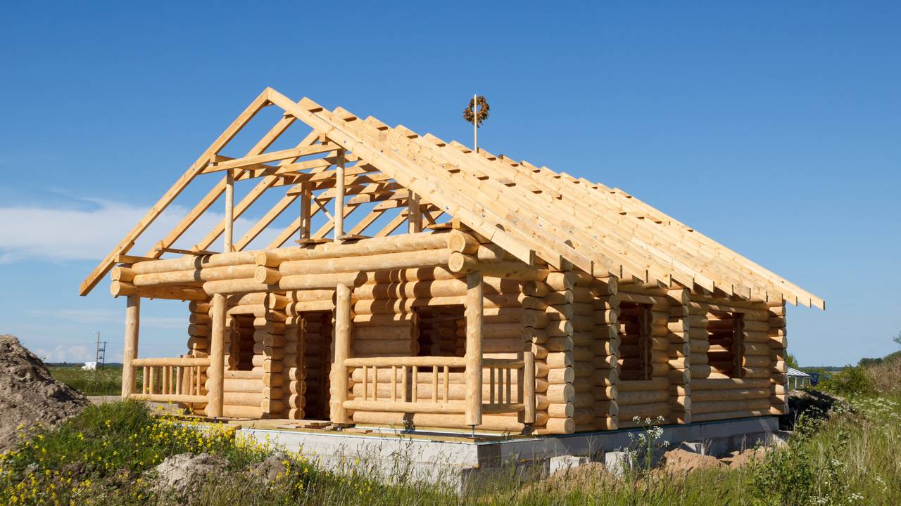 Família constrói casa de toras em um dos ambientes mais extremos do mundo