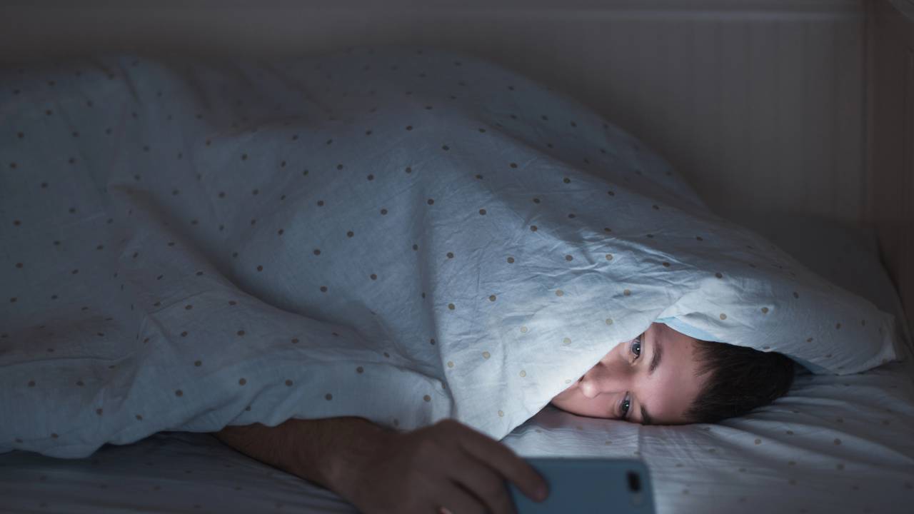 O que acontece no cérebro quando você passa horas rolando o feed