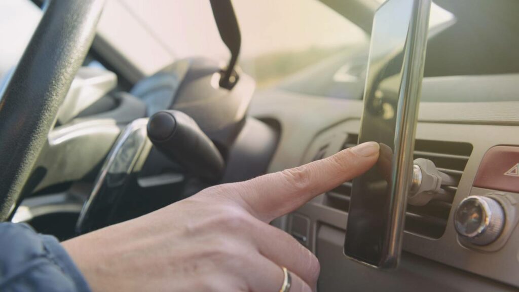 Que o uso de celular dá multas todos nós já sabemos, mas será que assim também? - Créditos: depositphotos.com / Amaviael