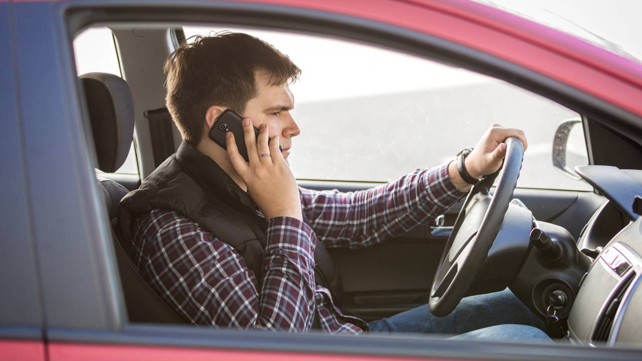 O que diz a lei sobre encostar o carro para atender ao telefone?