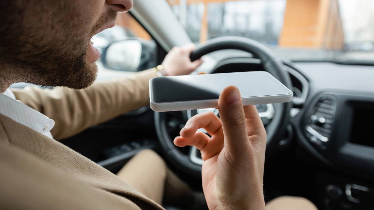 Usar o celular no trânsito, mesmo que no semáforo, dá multa?