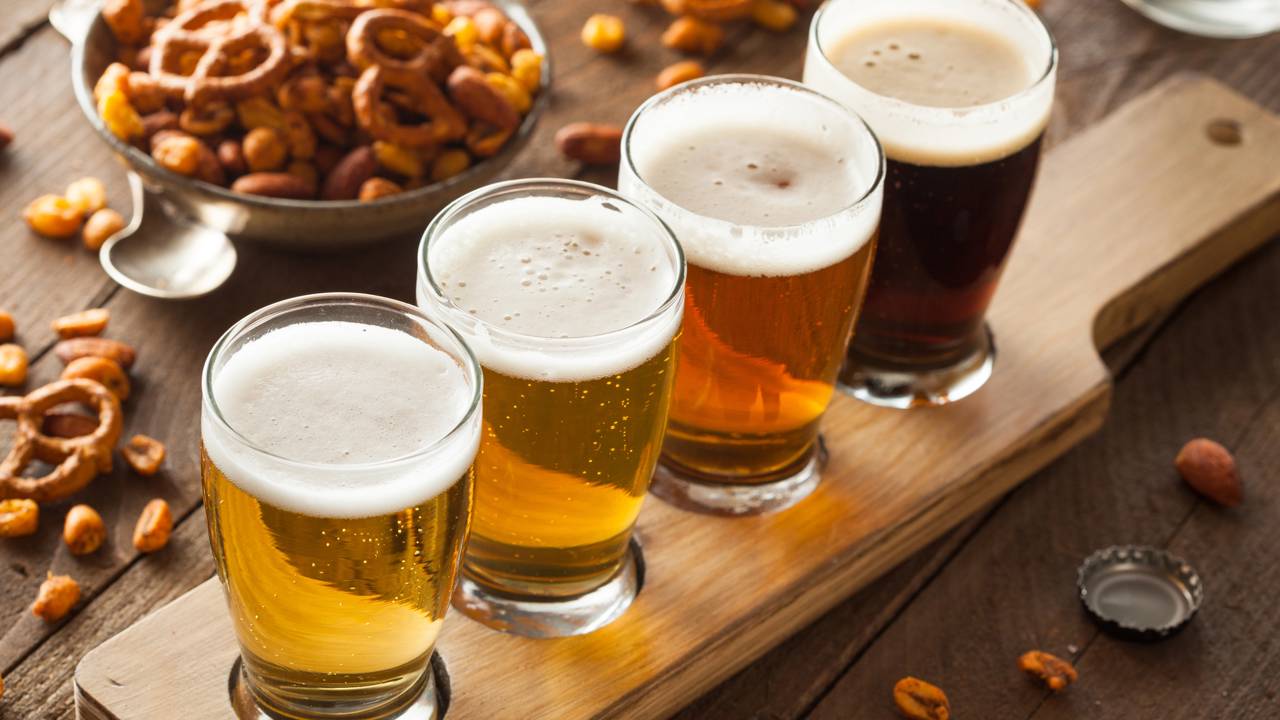 Trocar 4 cervejas comuns por zero economiza uma fatia de pizza
