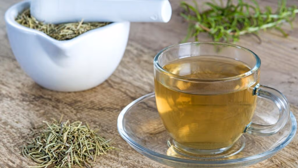 Benefícios do chá de alecrim: Para que serve e como ele age no corpo