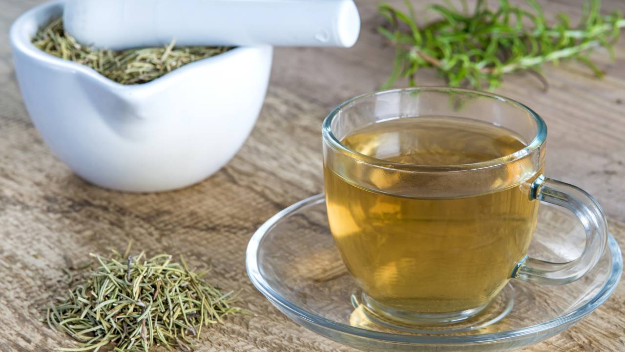 Benefícios do chá de alecrim: Para que serve e como ele age no corpo