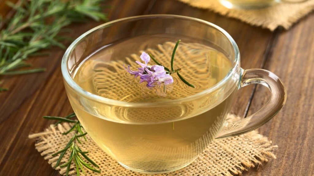 O chá de alecrim ajuda, principalmente, no sistema digestivo - Créditos: depositphotos.com / ildi_papp