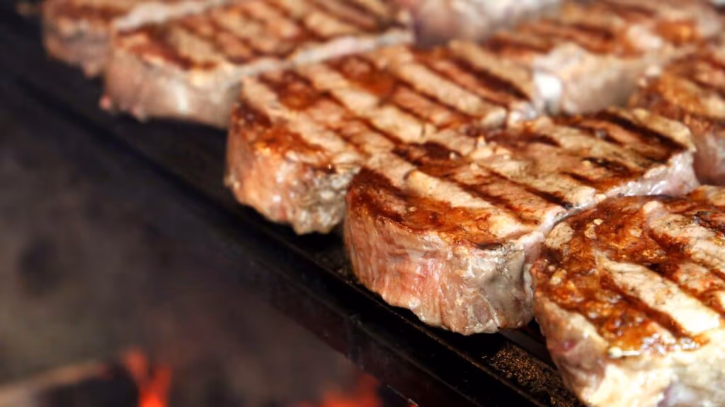 Carnes boas e baratas para churrasco de fim de ano que economizam e agradam todo mundo