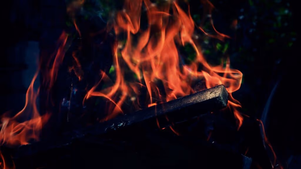 O erro que quase todo mundo comete ao acender o fogo do churrasco