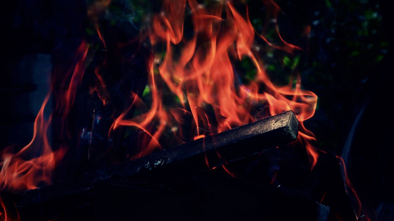 O erro que quase todo mundo comete ao acender o fogo do churrasco