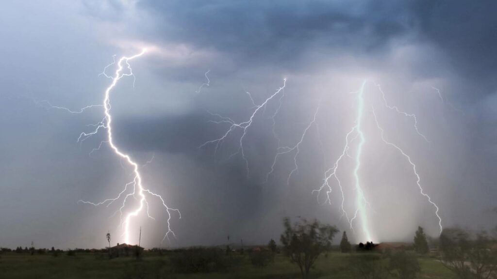 Família acampa em barraca gigante durante tempestade violenta