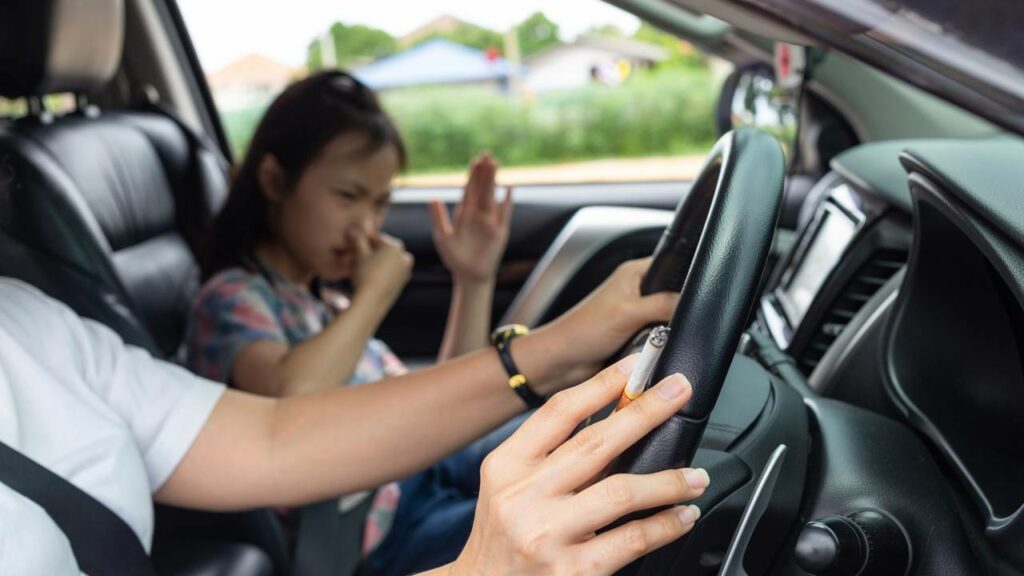 O que diz a lei sobre jogar fora bituca de cigarro pela janela do carro