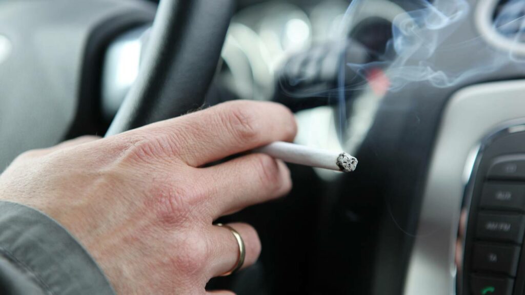O que diz a lei sobre jogar fora bituca de cigarro pela janela do carro