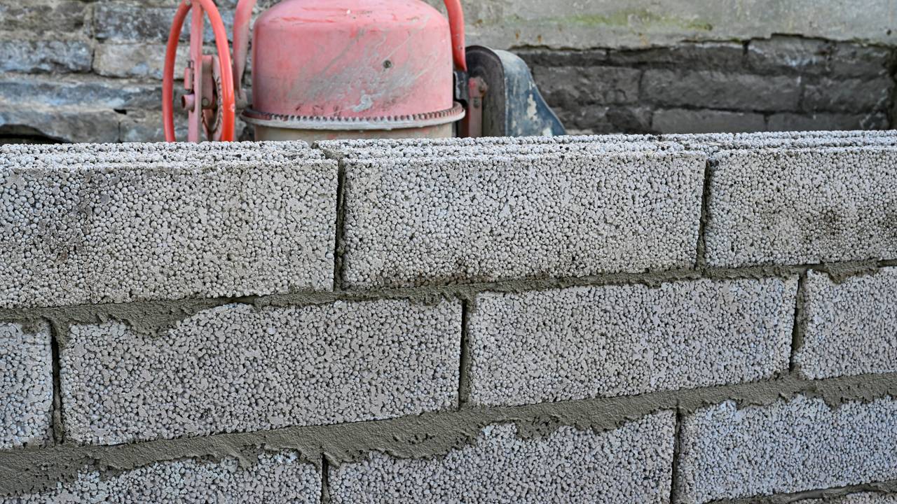 Bloco ou tijolo? qual é mais barato na prática e onde você realmente economiza na obra