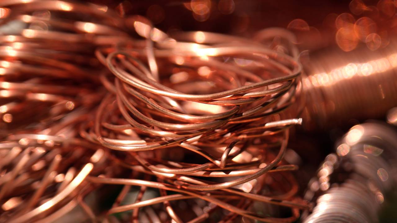 Explosivos detonam montanhas inteiras para extrair esse metal brilhante