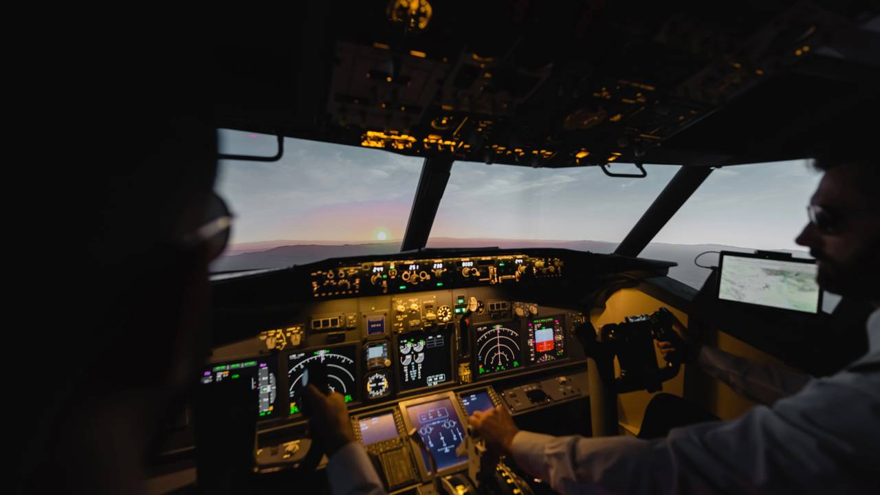 Por que as luzes da cabine se apagam antes do pouso