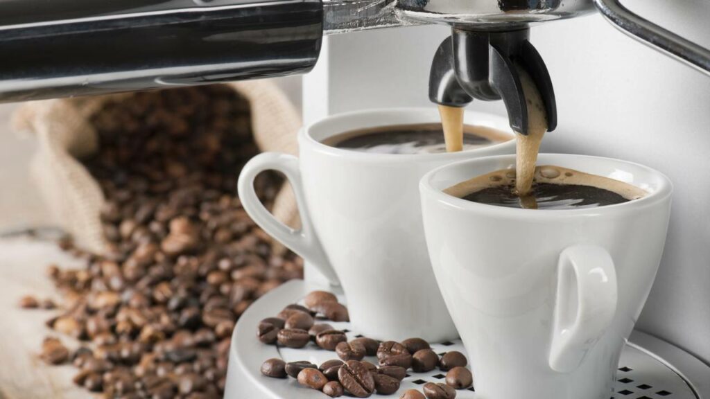 Café puro faz bem ou mal? O que muda ao cortar o açúcar da xícara