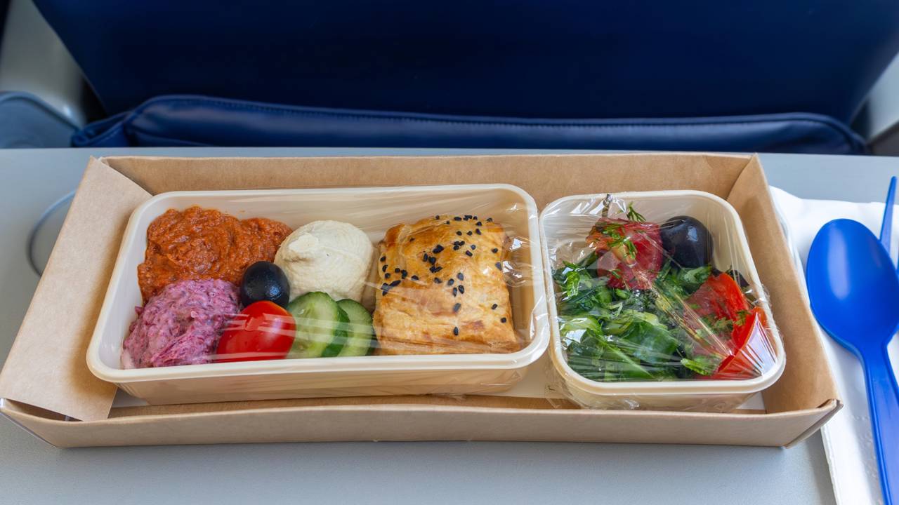 Por que a comida do avião sempre parece sem gosto mesmo quando é boa