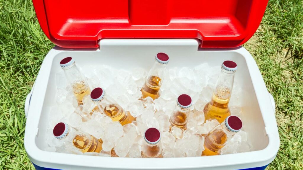 O sal diminui o ponto de congelamento do gelo, fazendo uma "salmoura" super gelada - Créditos: depositphotos.com / moisseyev