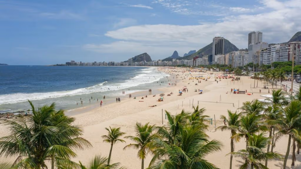 Avião cai no mar de Copacabana