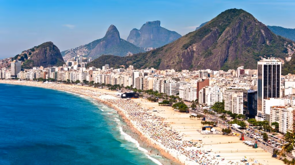 Garoto de 14 anos desaparece no mar de Copacabana