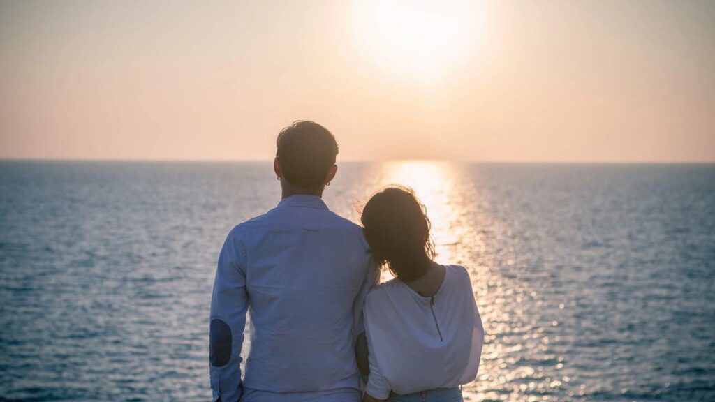 Novos ares e novos ambientes podem aproximar alguém que já fazia parte do convívio do sagitariano - Créditos: depositphotos.com / khunaspix