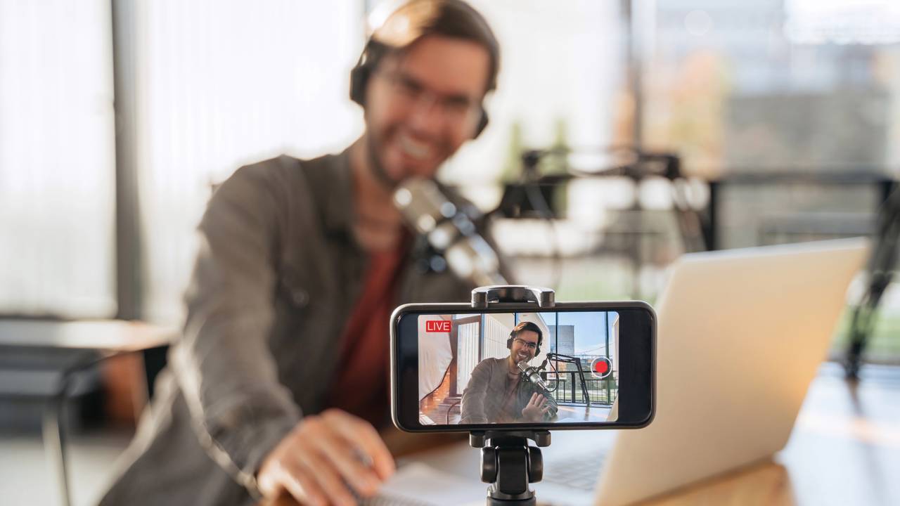 Como ganhar dinheiro criando conteúdo sem depender só do YouTube