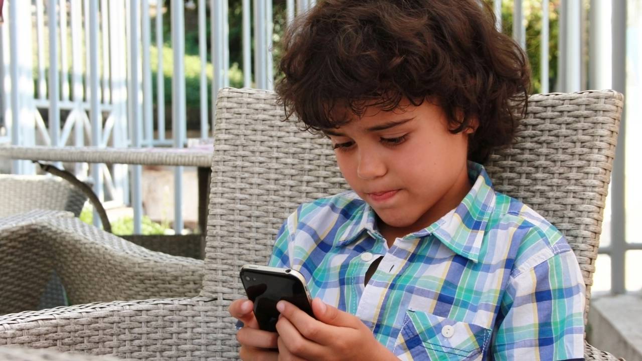 Qual a idade recomendada para uma criança começar a ter contato com telas?