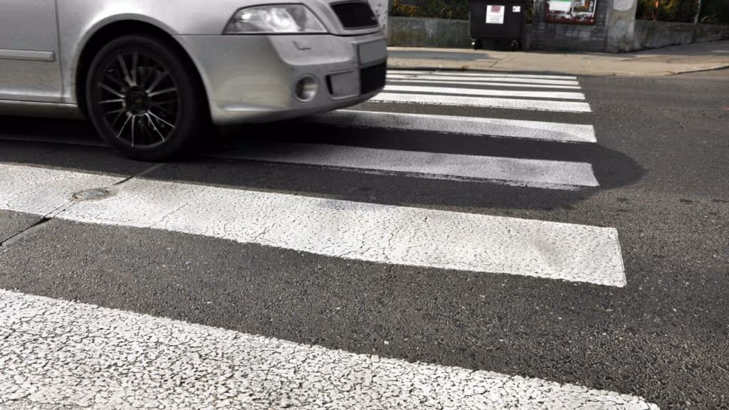 O que diz a lei sobre para em cima da faixa de pedestre no sinal vermelho?