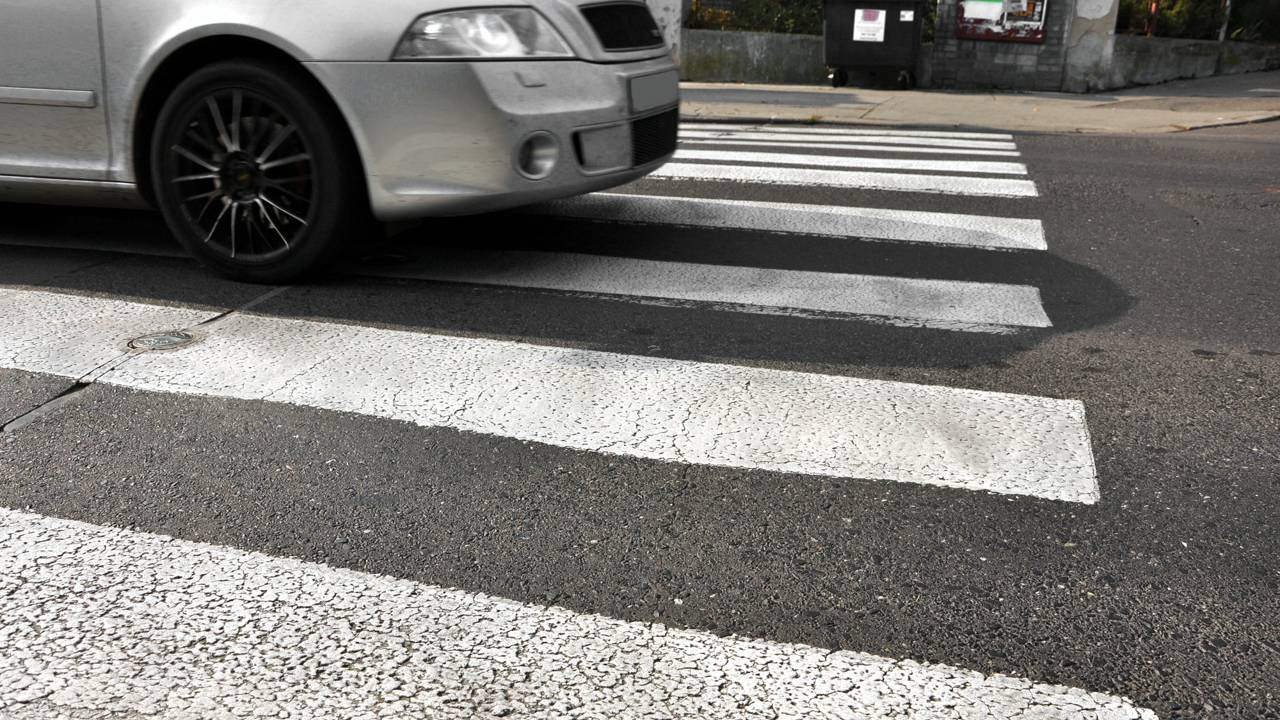 O que diz a lei sobre para em cima da faixa de pedestre no sinal vermelho?