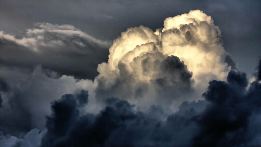 A nuvem Cumulonimbus é gigante, tendo suas próprias temperaturas internas e externas - Créditos: depositphotos.com / Pshenichka