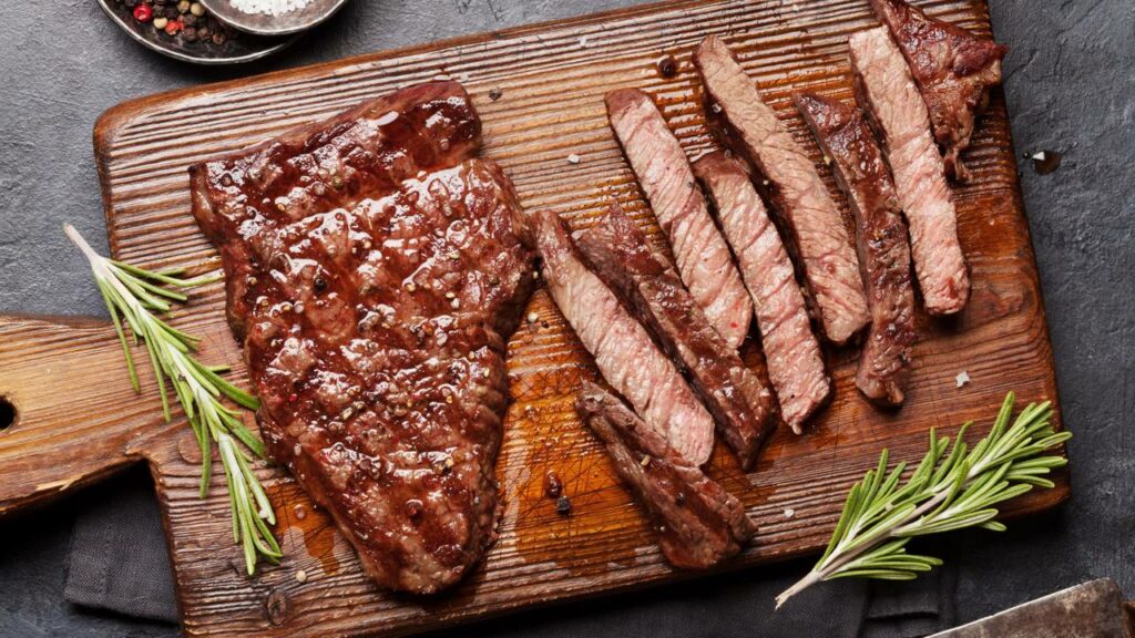 Ao cortar a carne assim que ela sai do fogo, todo o suco da carne se perde pela tábua e a carne fica seca - Créditos: depositphotos.com / karandaev