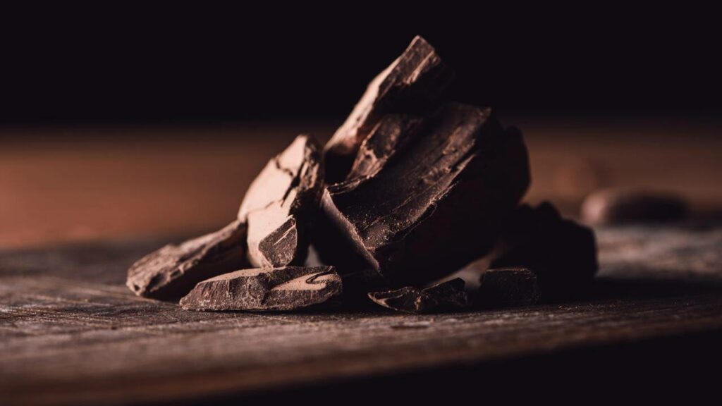 O estudo sugere que a teobromina, presente em maior grau no chocolate amargo, tem o poder de desacelerar o envelhecimento biológico - Créditos: depositphotos.com / VadimVasenin