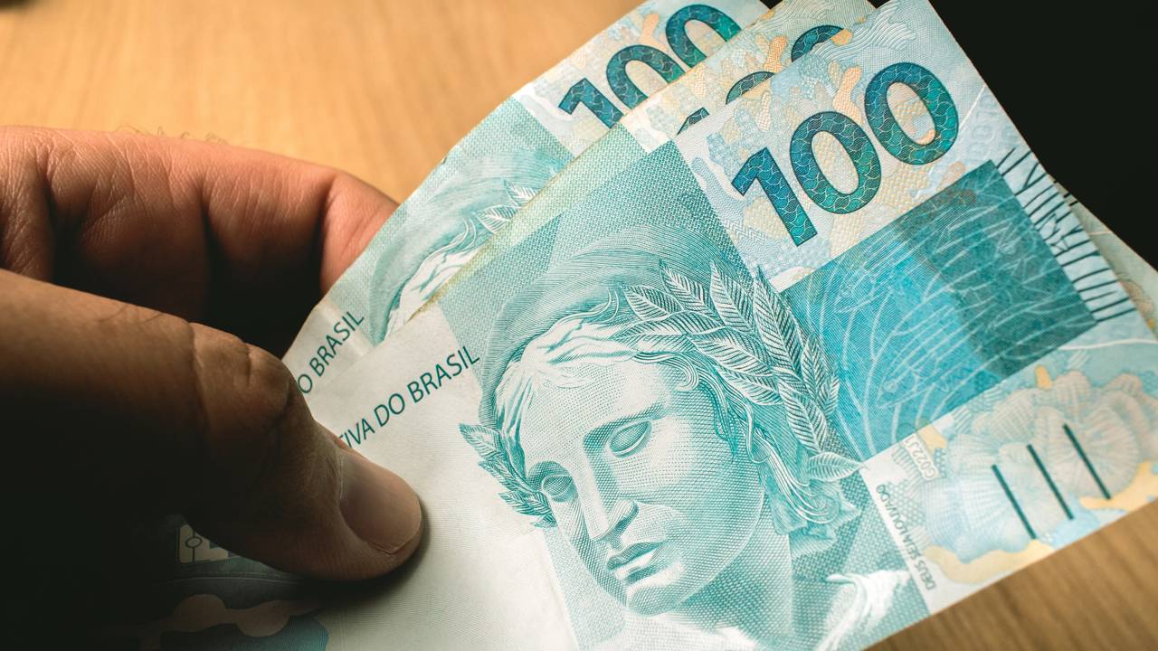 Milhares estão usando isso no telhado e economizando na conta todo mês