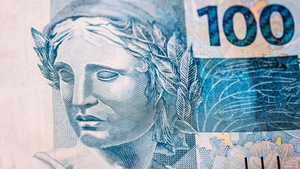 O que acontece quando você guarda 100 reais todo mês por décadas