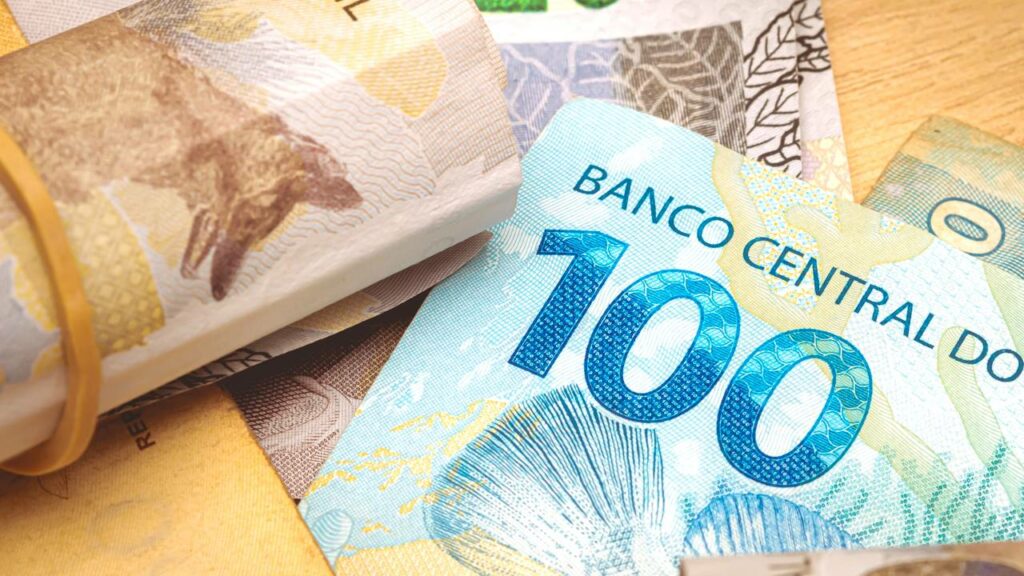 O que acontece quando você guarda 100 reais todo mês por décadas