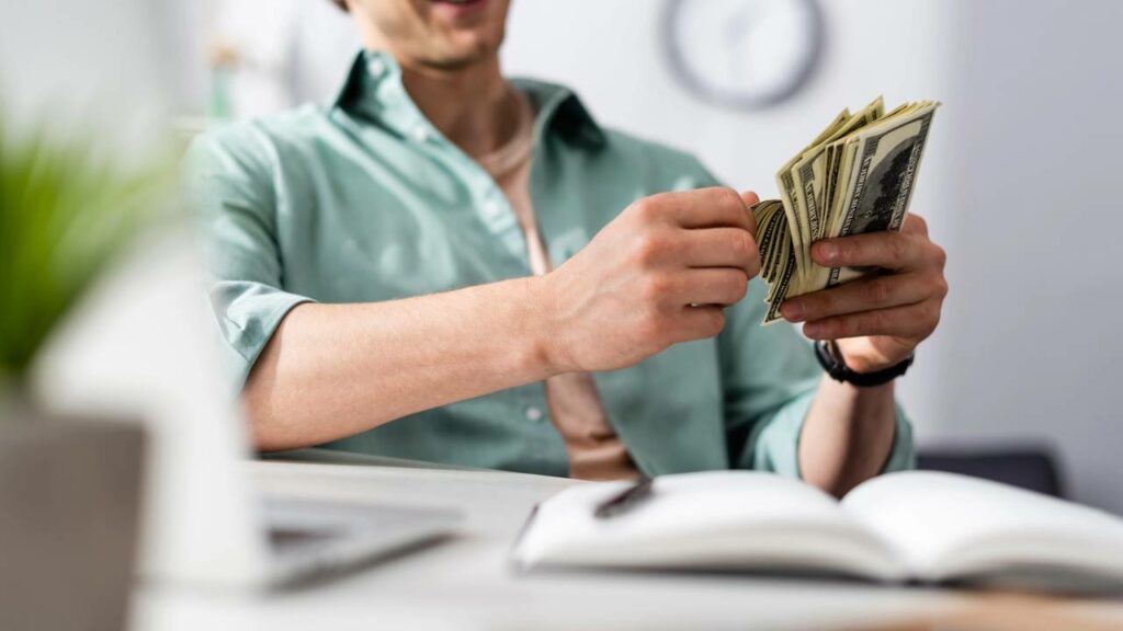 Carreiras que pagam em dólar e não exigem sair do Brasil