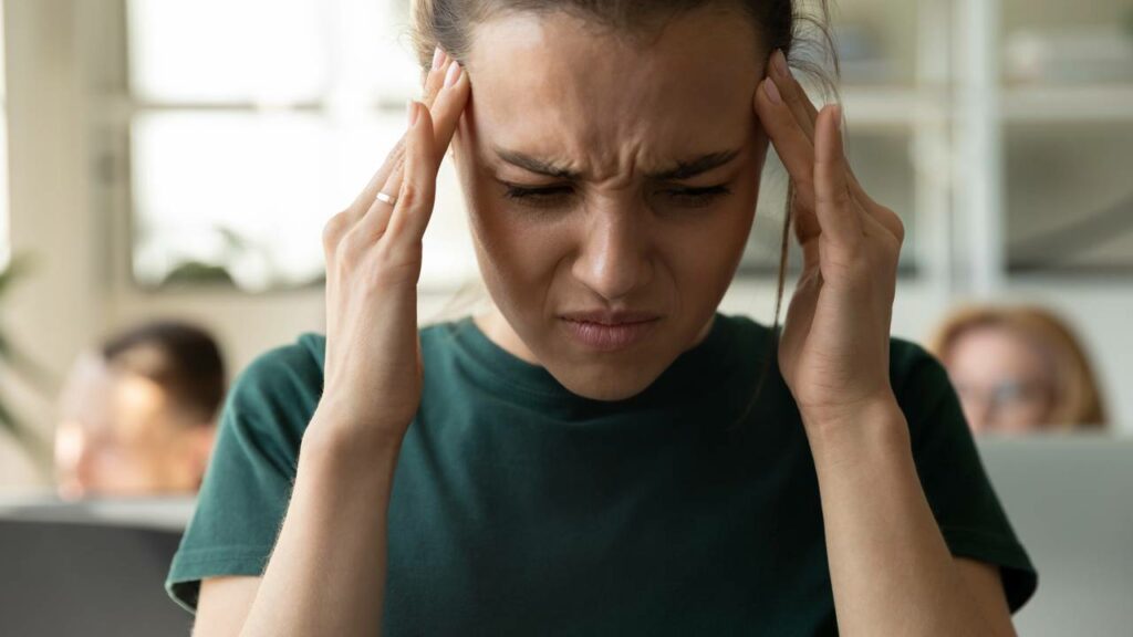 Ajustes nos corpo quando ele se move de maneira súbita podem ser a causa dessa tontura - Créditos: depositphotos.com / fizkes