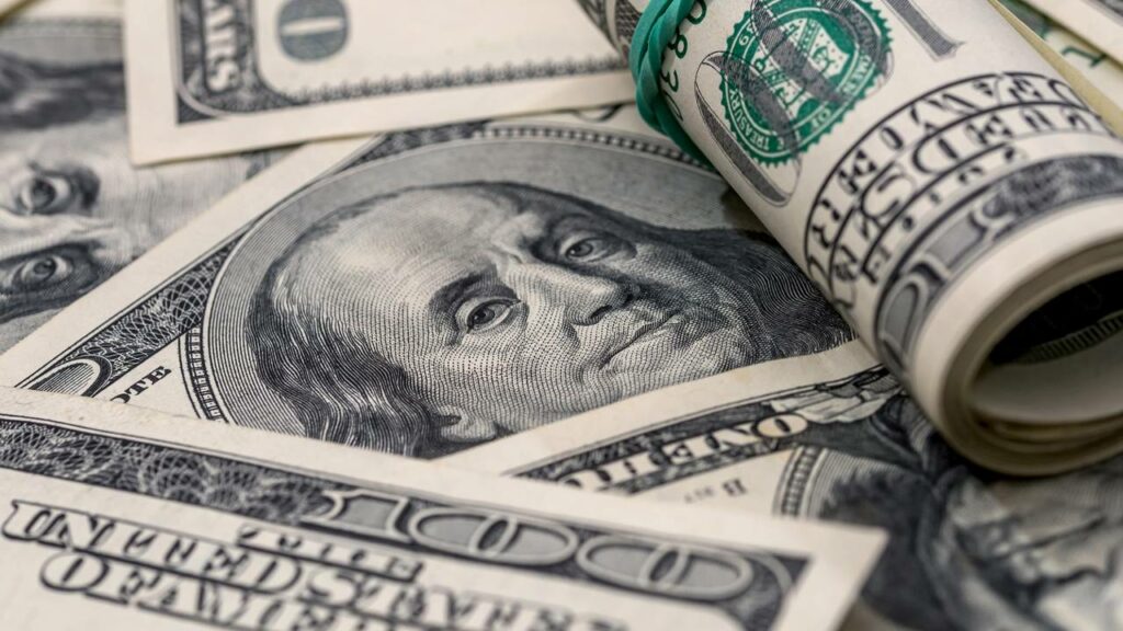 O câmbio do dólar é impactado diretamente por crises geopolíticas, confiança na economia e decisões de juros dos bancos centrais - Créditos: depositphotos.com / alfexe