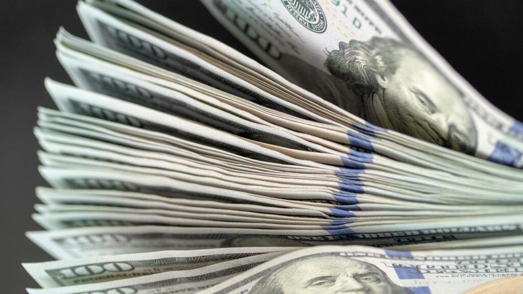 O câmbio do dólar é impactado diretamente por decisões de juros dos bancos centrais e crises geopolíticas - Créditos: depositphotos.com / kzwwsko