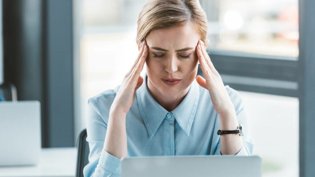 Os sintomas iniciais são mais fortes e mais difíceis de controlar - Créditos: depositphotos.com / AndrewLozovyi