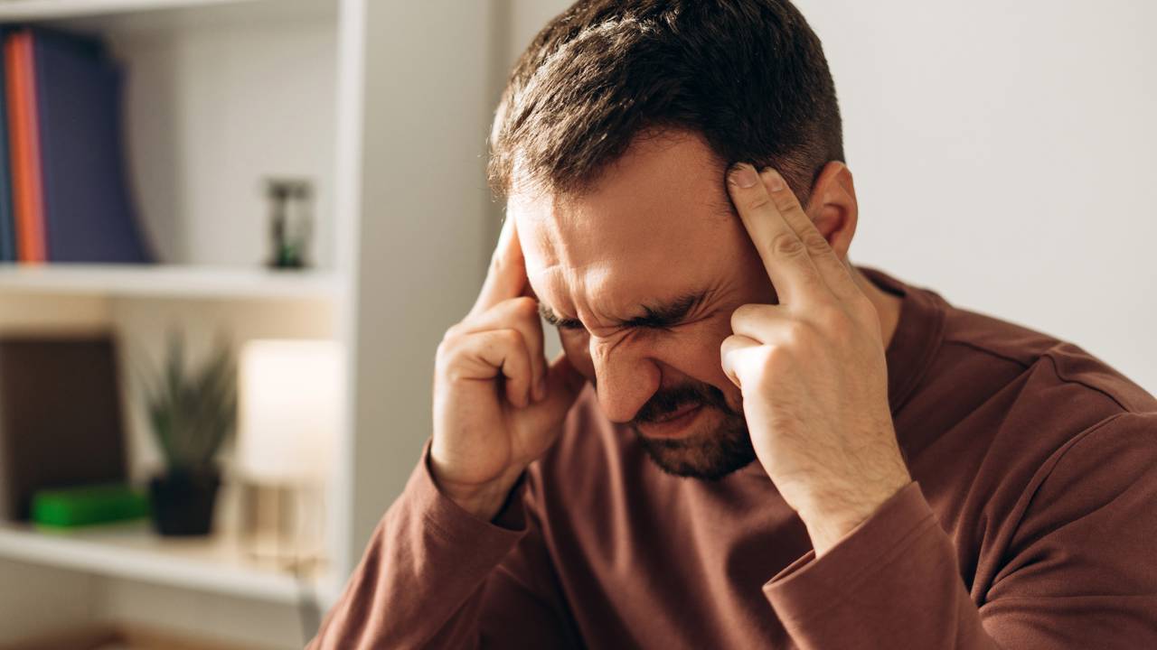 Esse hábito comum pode estar piorando sua dor de cabeça sem você perceber
