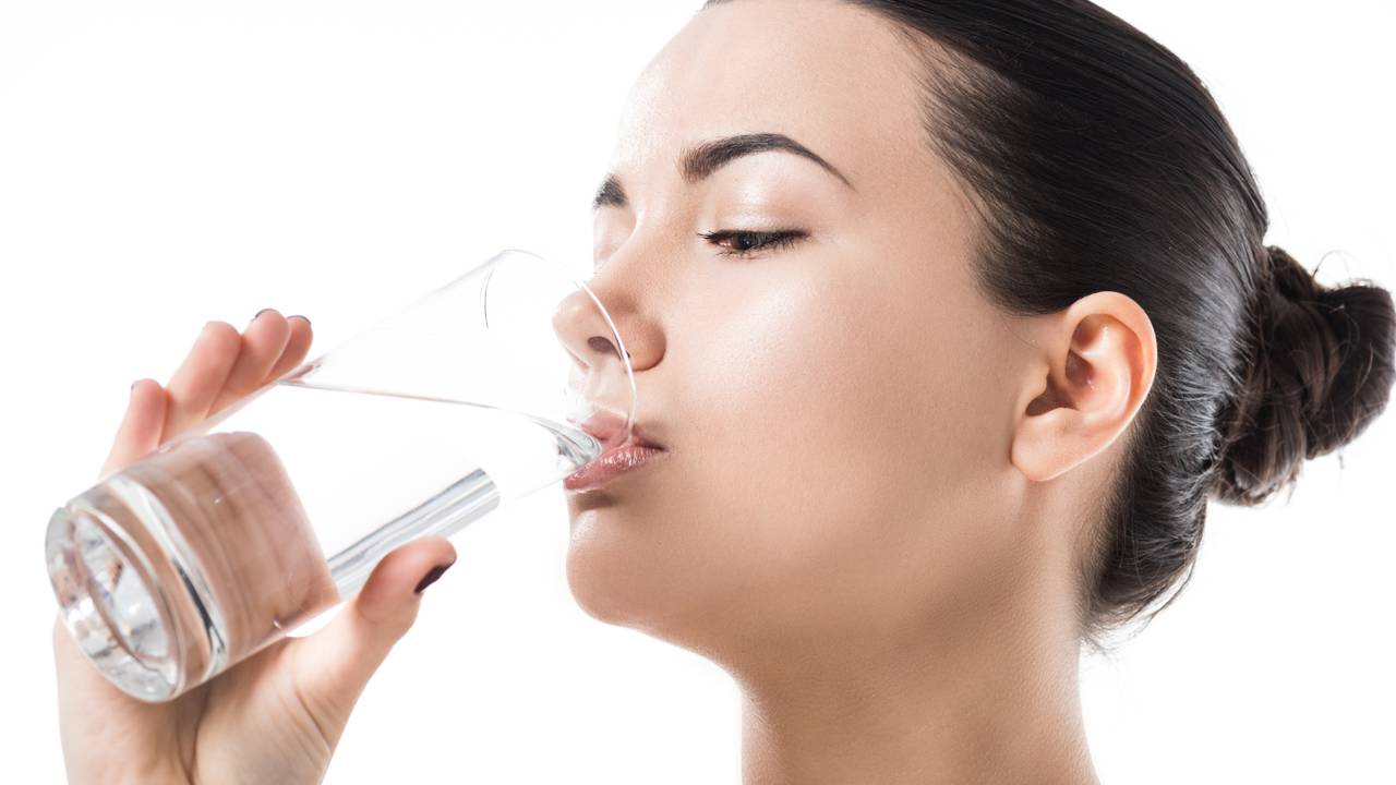 Por que beber pouca água muda tanto o humor