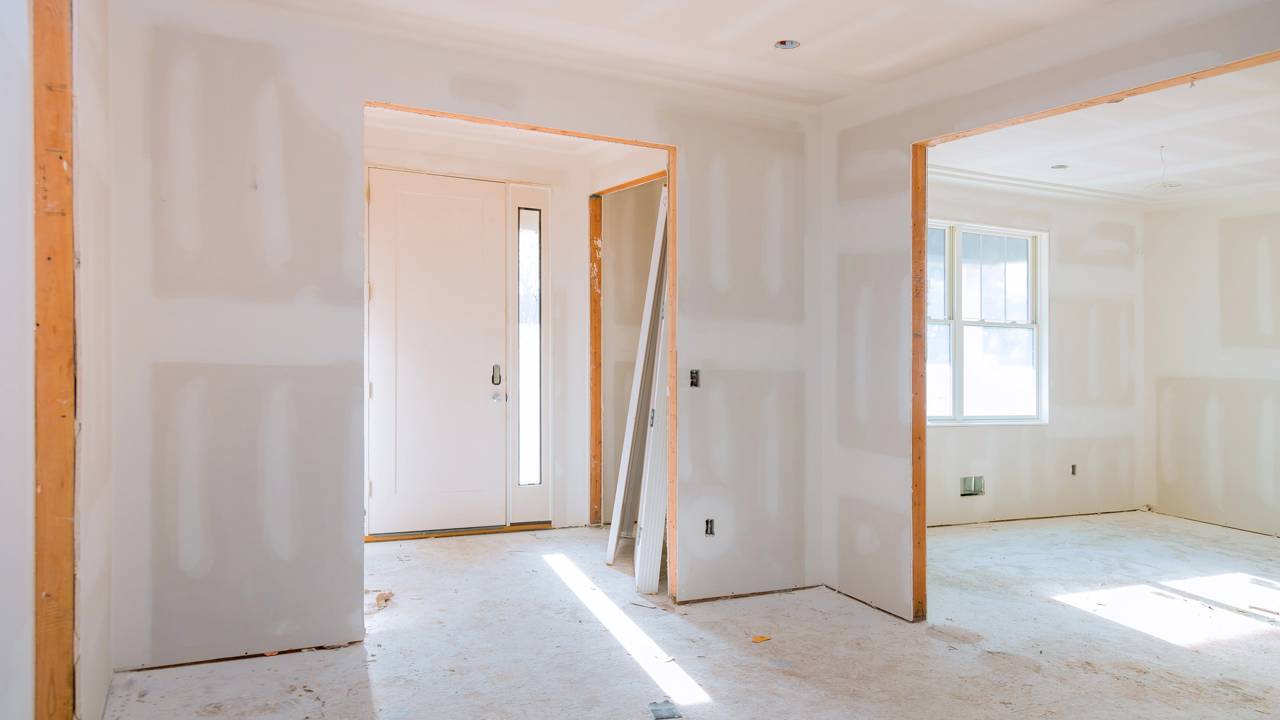 Demolir parede interna exige cuidado e autorização legal