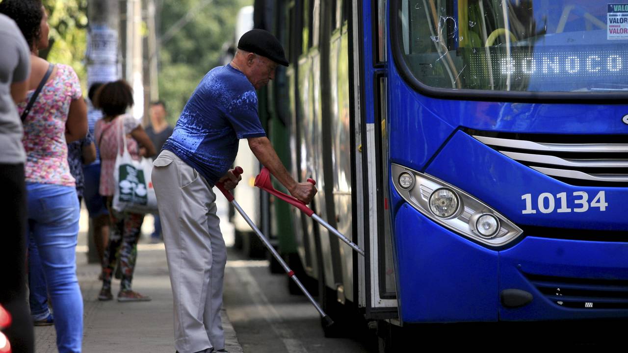 Direito reforçado em 2025: idosos já podem viajar de graça entre estados