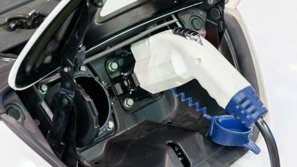 A recarga de um carro elétrico não é tão rápida, mas bem mais econômica que um carro comum - Créditos: depositphotos.com / trainman32