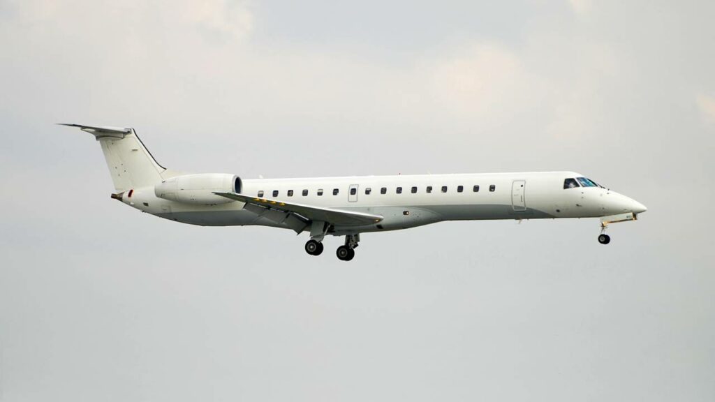 Passageiro registra momento em que jato da capota e pega fogo em Kolwezi