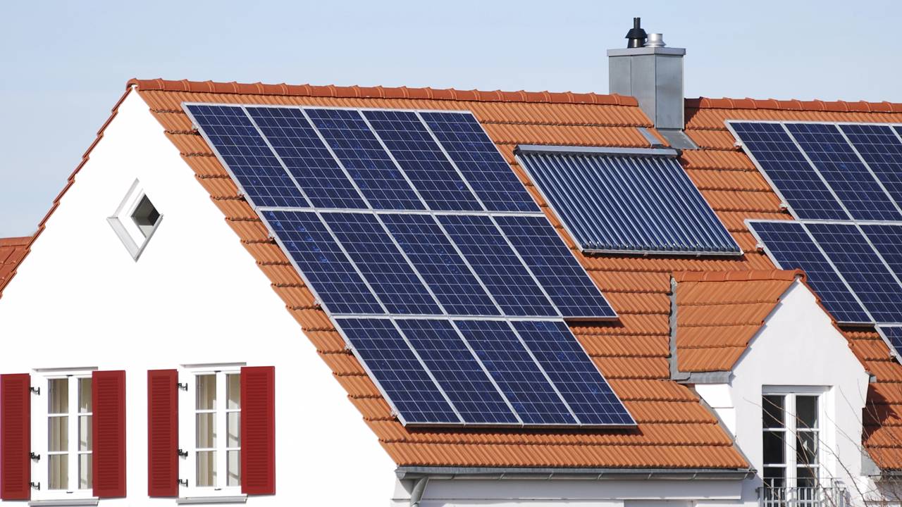 Quando energia solar vale a pena? Consumo em kWh está virando referência e chama atenção de quem paga caro na luz