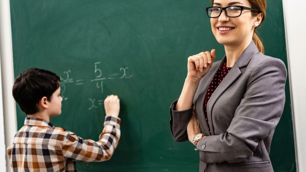 Quanto é (18 ÷ 3) × (6 – 4) + 2? A maioria erra essa conta por bobeira