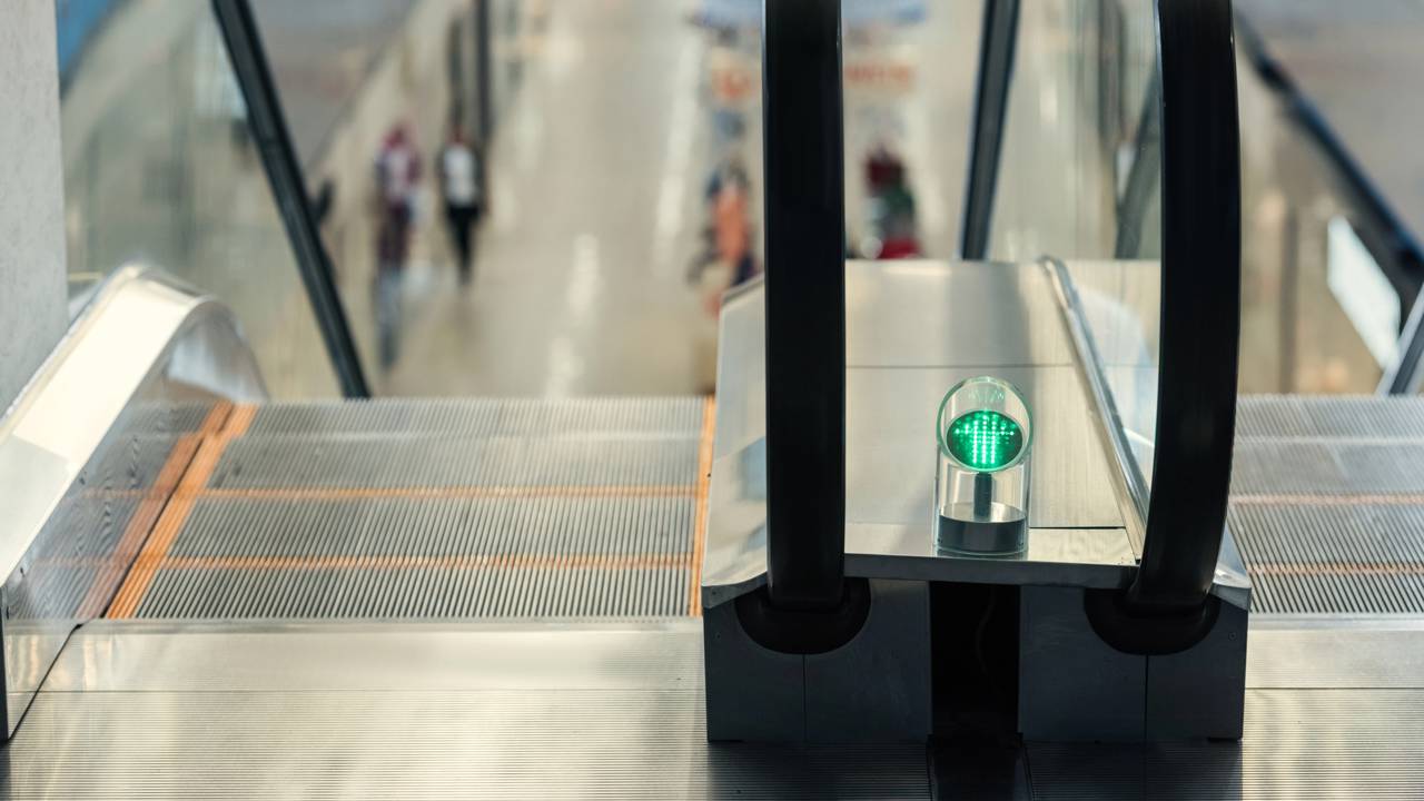 Idosos caem na escada rolante e policiais saltam a grade para resgatar